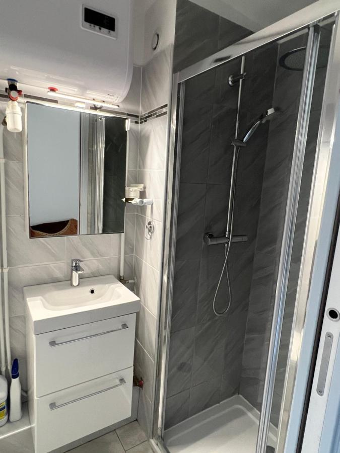 Joli Studio Tres Clair A Proximite Mer Pour 3 Personnes La Londe-les-Maures Exterior photo