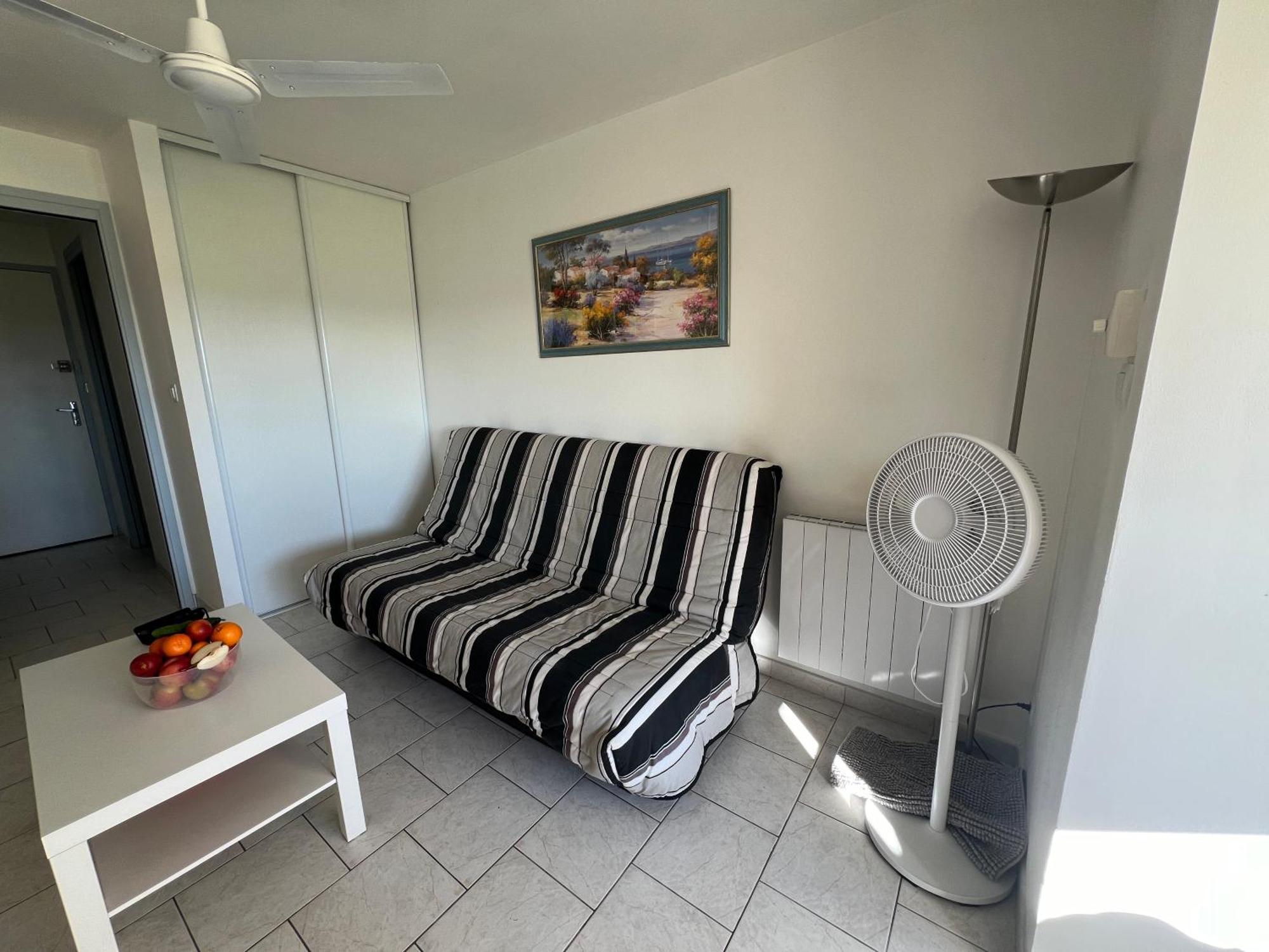 Joli Studio Tres Clair A Proximite Mer Pour 3 Personnes La Londe-les-Maures Exterior photo